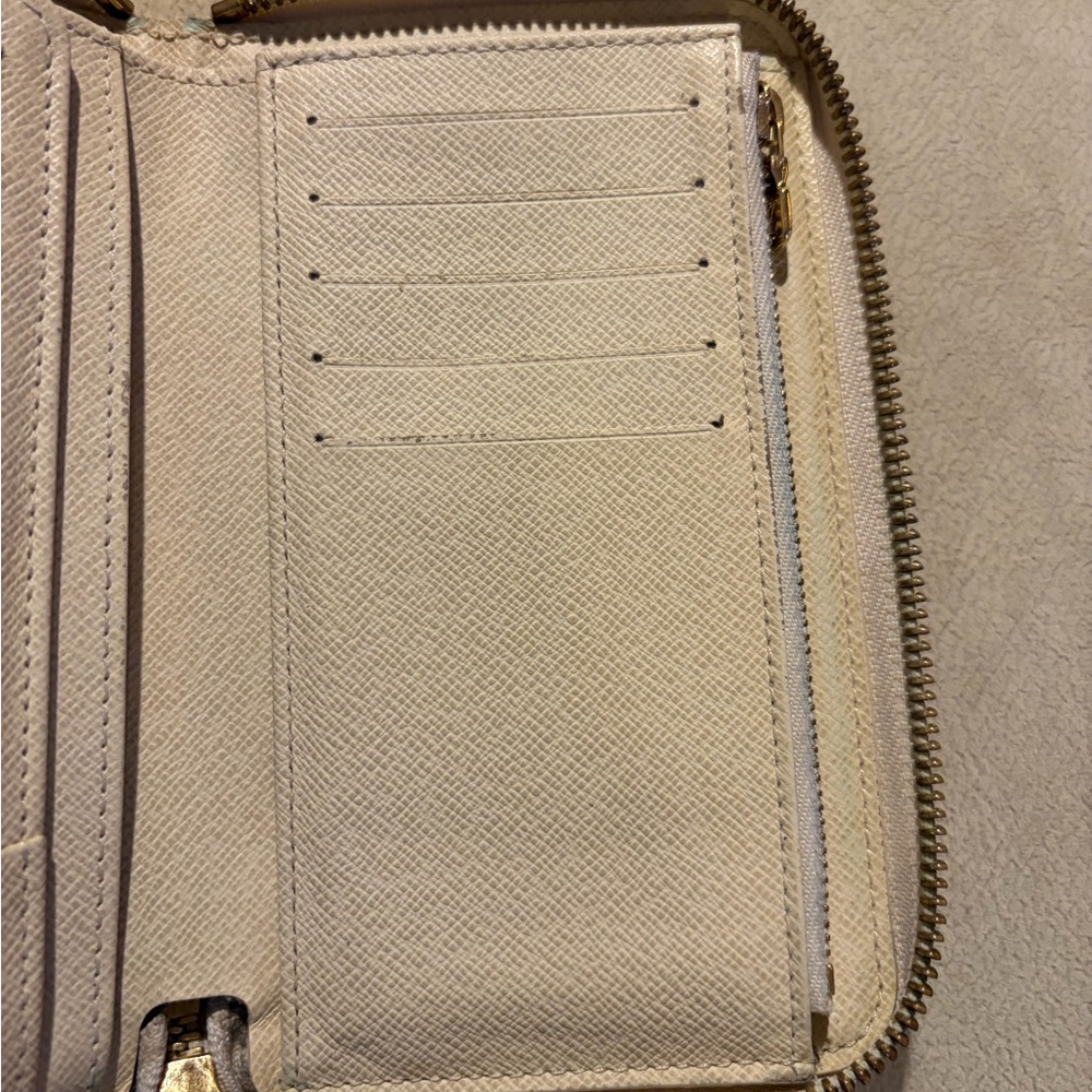 Louis Vuitton Vintage Beige and Gray Checkered Zippy Wallet. - Picture 5 of 10